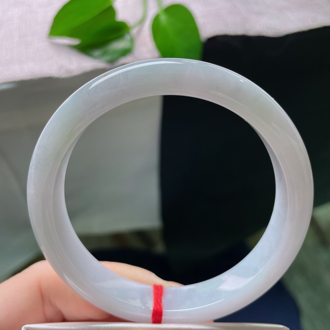 无裂，一点洒金，玉肉紧实细腻，素面简约无雕琢，保留翡翠原生通透温润质感。ss58768a