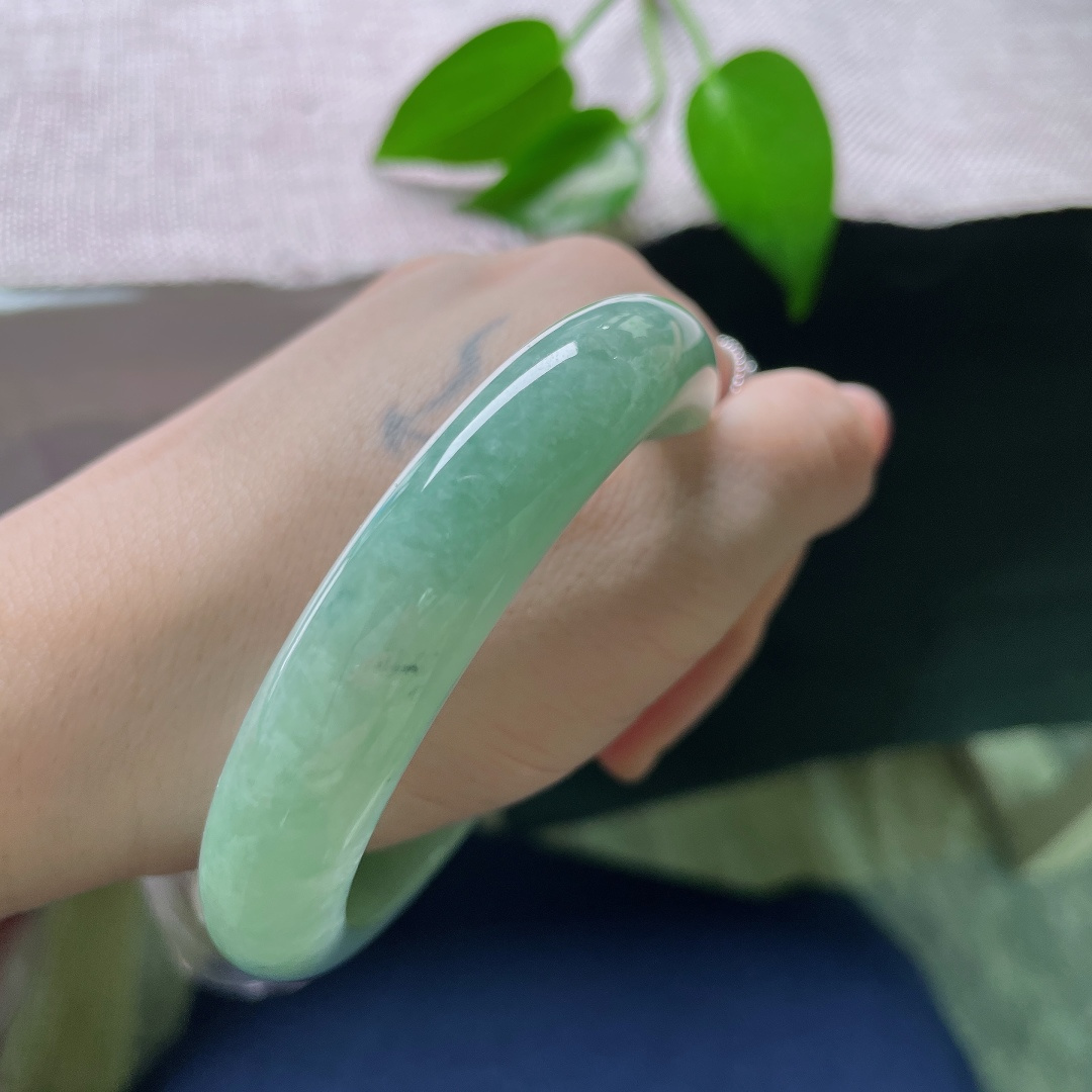 绿底正圈，晶体，湖水绿平安镯，玉质温润细腻，满圈清雅湖绿色，自带沉静如水的质感。ss58774a