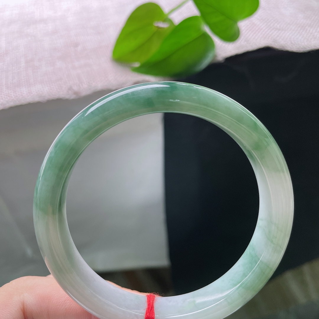 59.1/12.1/8.1，飘花正圈，一点皮纹，底质干净柔和，飘花蜿蜒灵动，水光盈盈，日常佩戴简约又