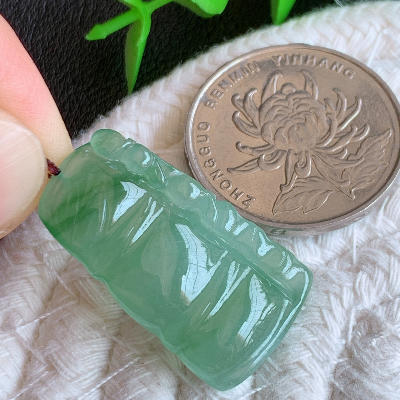 冰润飘花竹节翡翠吊坠，寓意“节节高升，官运亨通，前程似锦”竹节比喻美好品德，君子比德于玉，清秀高雅  W03.10  尺寸：28.8-16.2-5.8mm