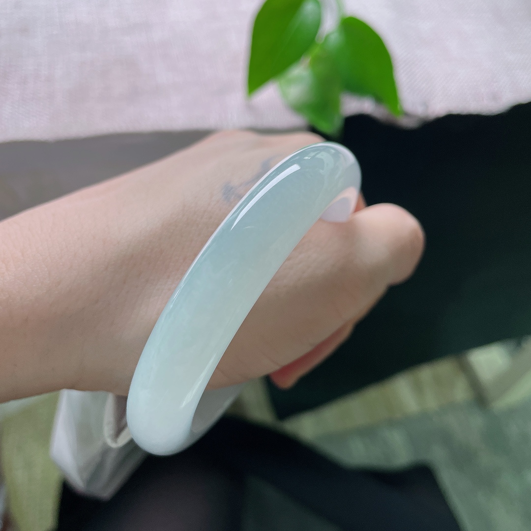 绿底正圈，无裂，素白玉底如皎洁月光，零星金斑似落于玉上的秋日碎金。ss58301a