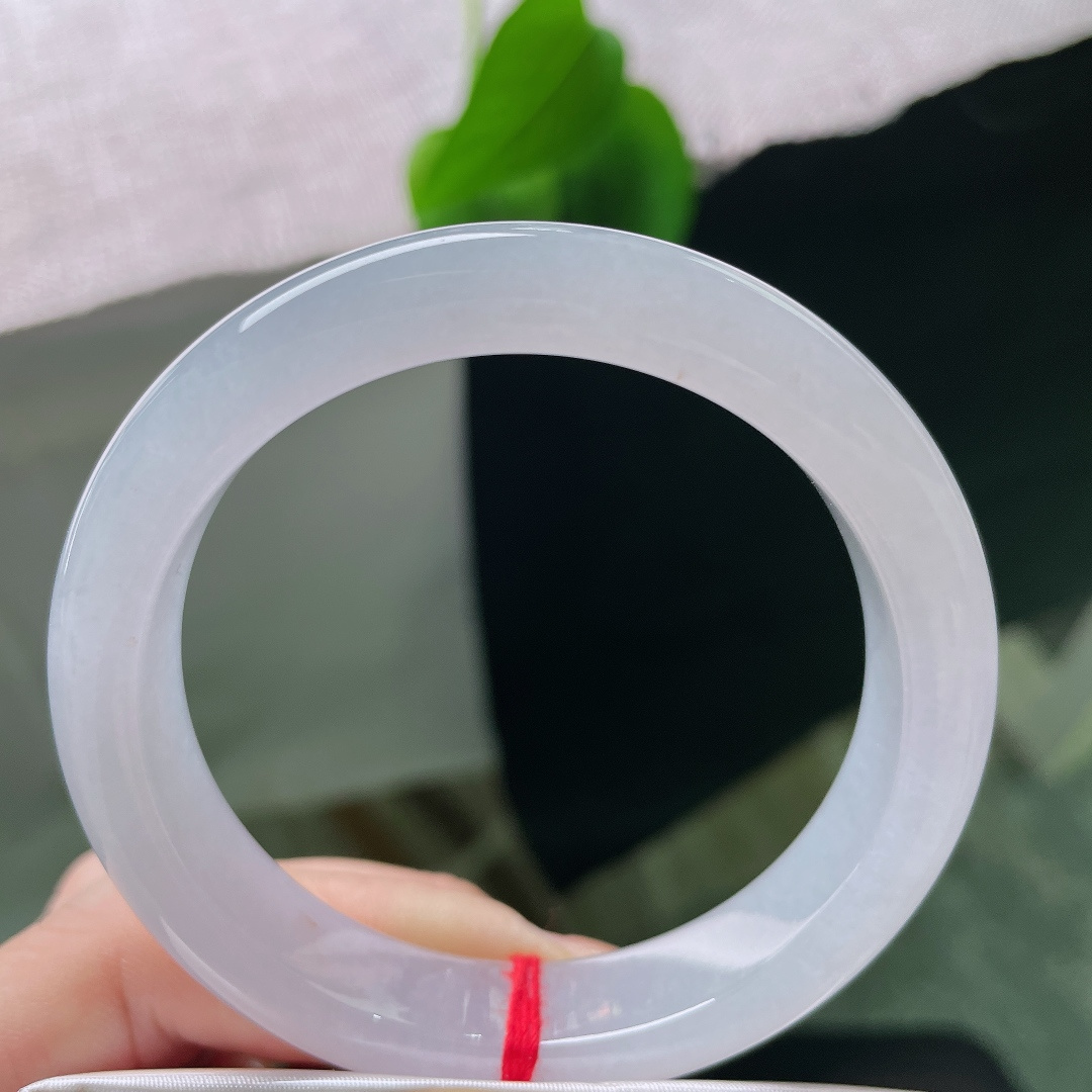 54.5/11.7/8.3，冰紫正圈，无裂，冰紫清雅朦胧，点点天然洒金分布在镯身，金韵柔和不突兀，如