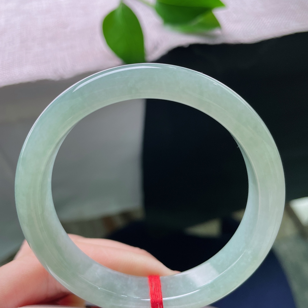 绿底正圈，有纹，柔和清润的青苹果绿，如同雨后湖面泛起的青碧，温润舒缓，看着满心治愈。ss58007a