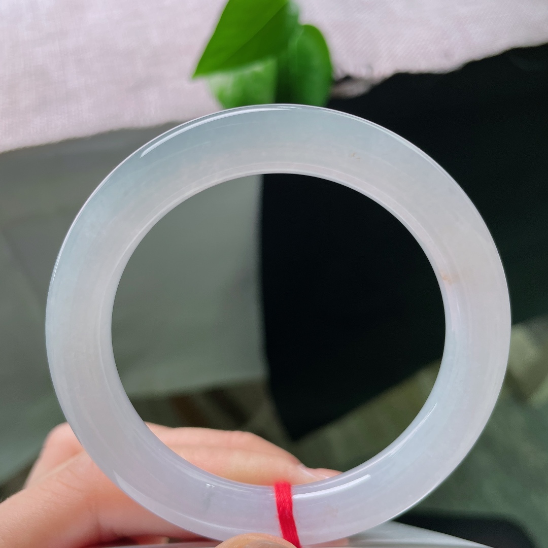 53.2/10，正圈，无裂，洒金，一抹清润玉色凝于腕间，简约无杂色，自带清冷温柔的仙气。ss58698a