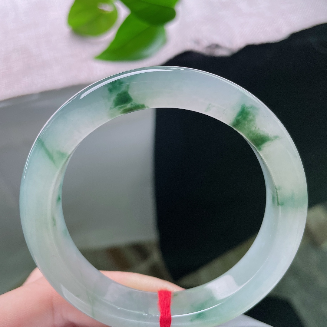 冰飘花正圈，无裂，清润玉底托着写意飘花，绿花浓淡相宜，宛若一幅天然水墨山水。ss58674a