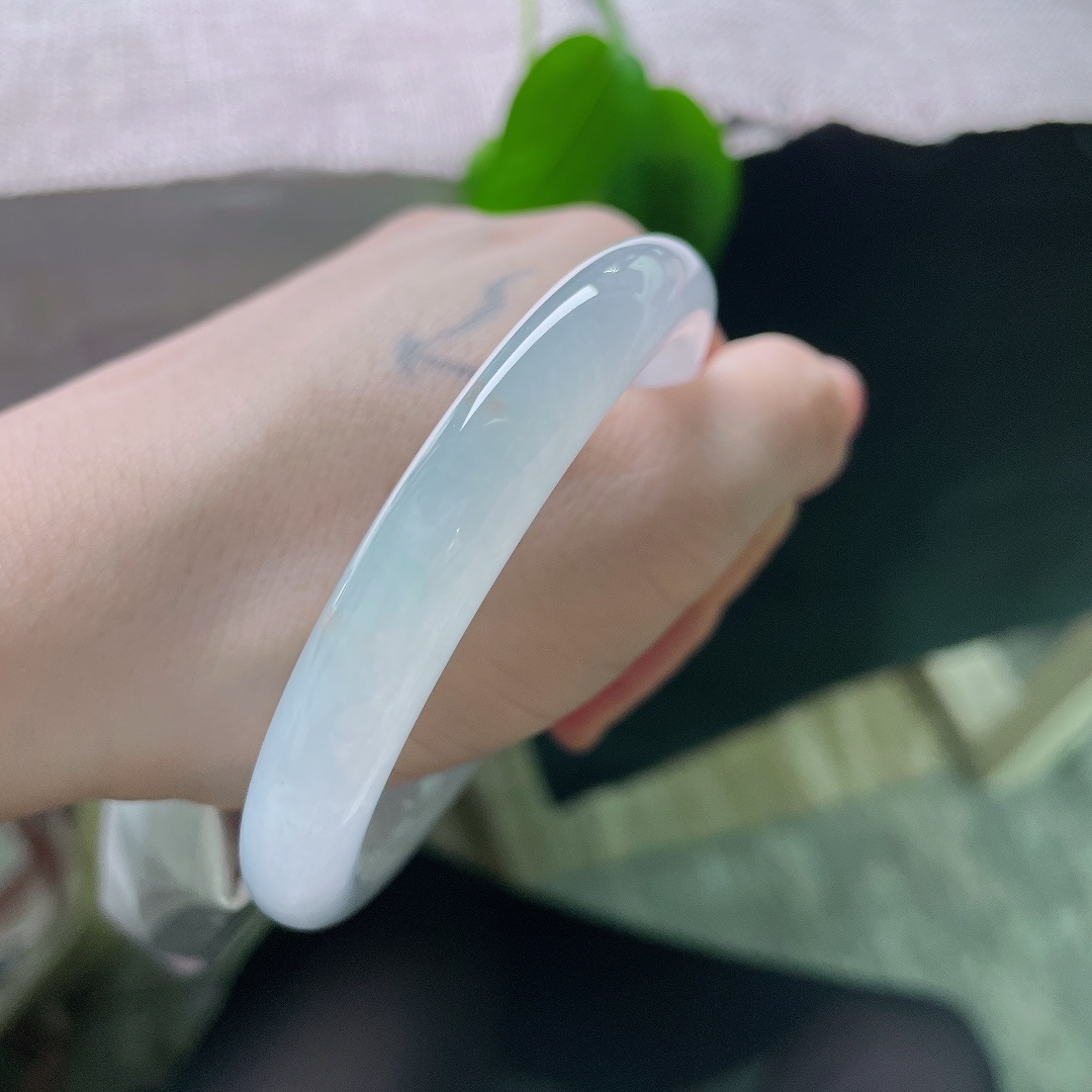 54/9.5，正圈，无裂，洒金，种水干净清亮素雅纯净，经典正圈镯型，上手温婉显气质。ss58325a