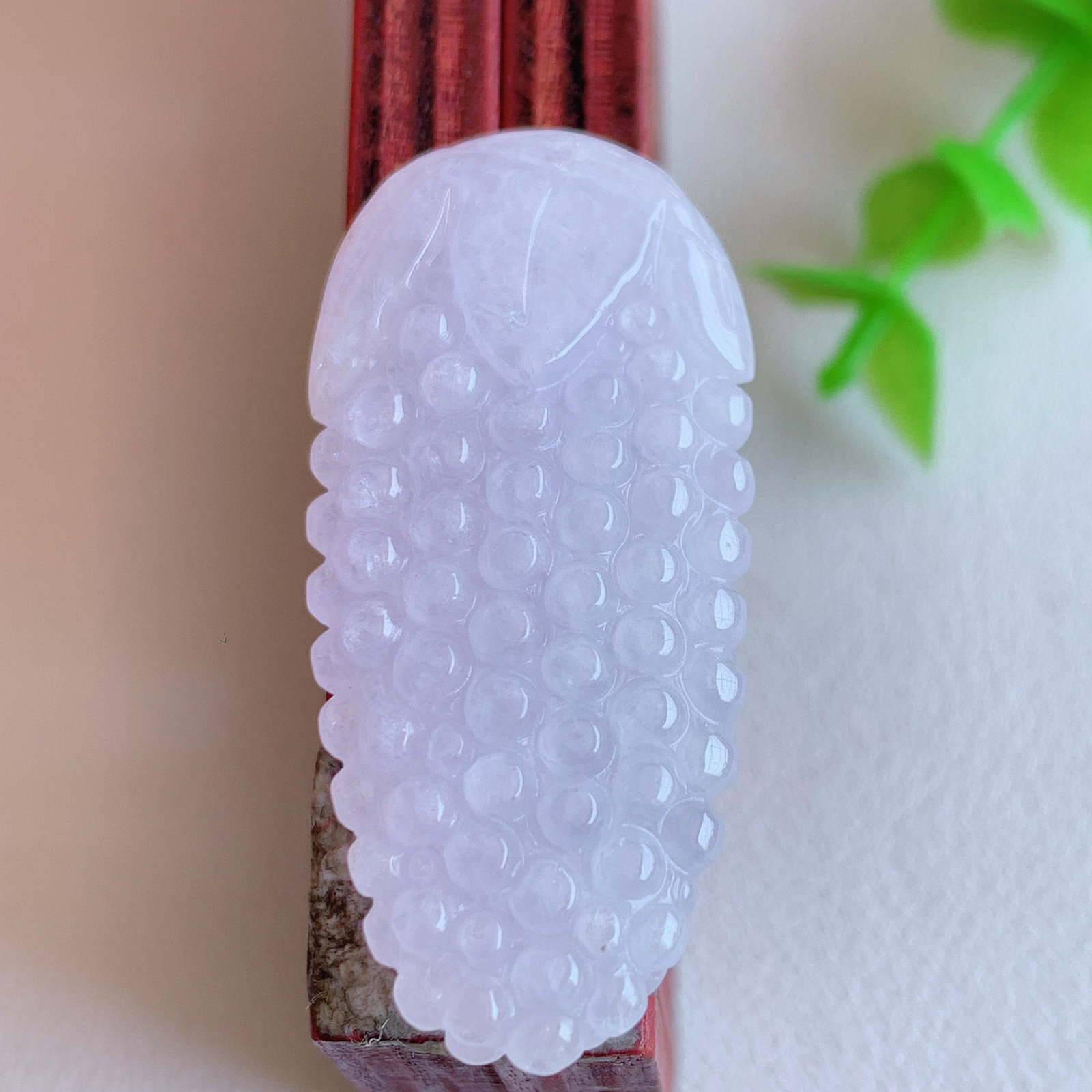 冰润紫罗兰多子多福翡翠吊坠  款式新颖时尚，日常百搭的款。满满的份量感，紫气东来，清秀高雅，上身效果优雅迷人！性价比超值  W03.10 尺寸：39-18-10.2mm