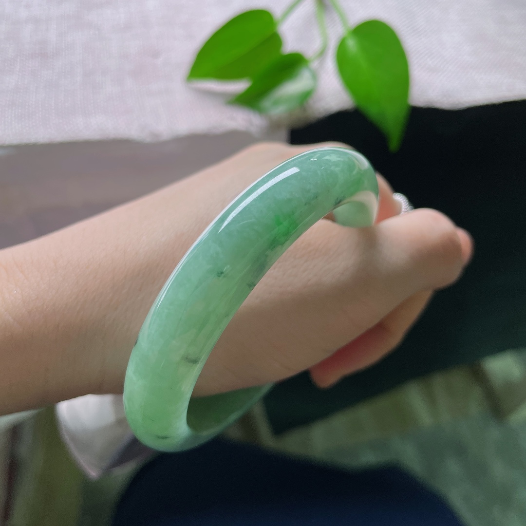 57.6/12.4/8.3，绿底正圈，晶体，乌鸡， 一汪湖水凝于镯身，绿意温婉内敛，褪去艳俗，尽显从容雅致气质。ss58778a