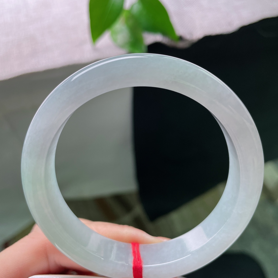 绿底正圈，无裂，种水细腻干净色调均匀淡雅，经典正圈版型，上手清爽。ss58710a