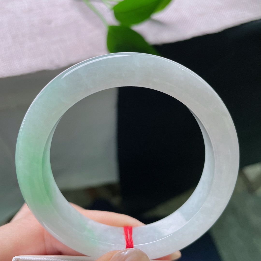 53.6/11.8/9.2，飘绿正圈，晶体，冰润的底色清透柔和，一隅晕染出清新淡雅的翠色。ss58360a