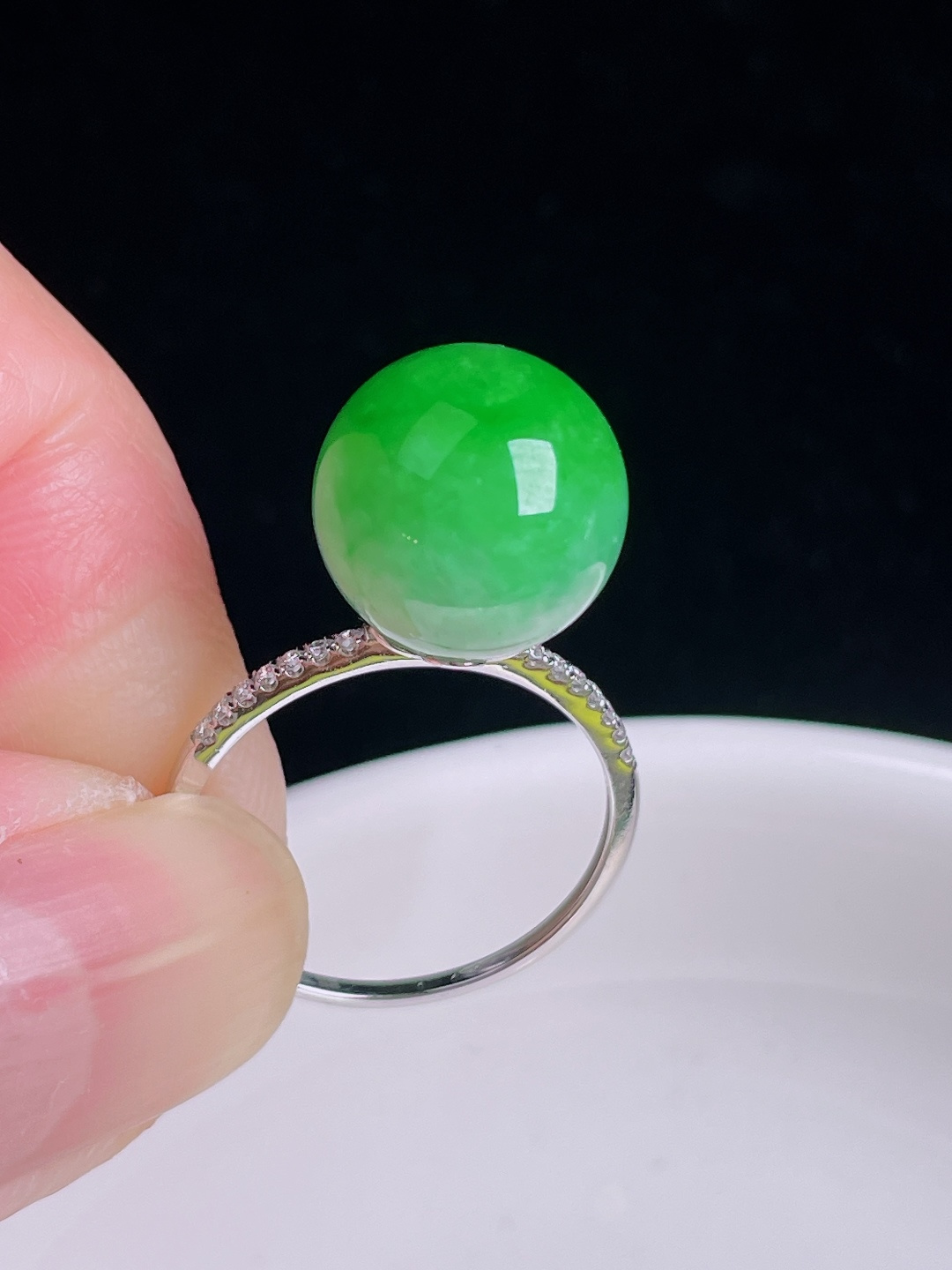 阳绿戒指，18k镶嵌，老种起光，细底通透，尺寸：裸石12.1mm0911