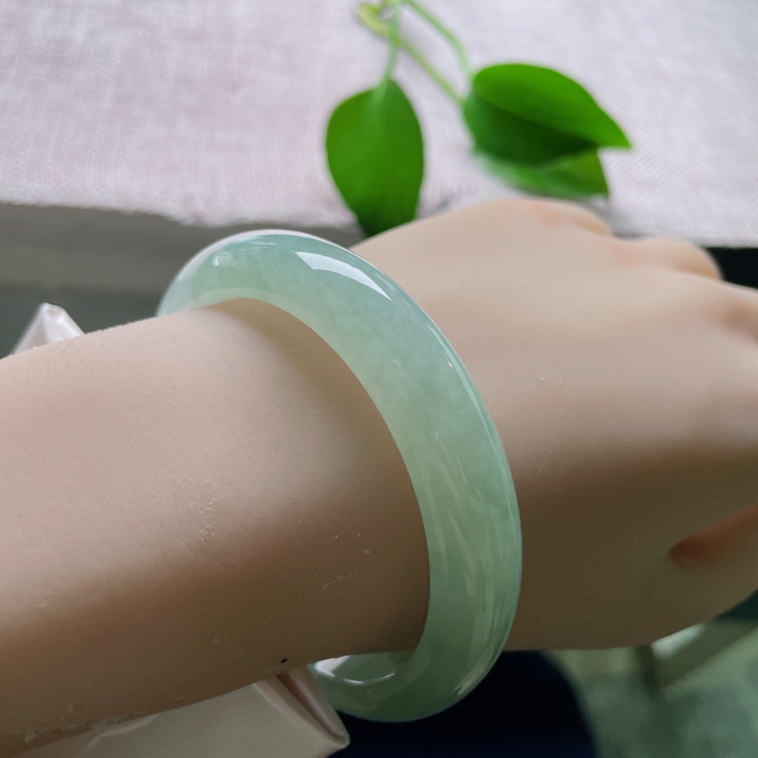绿底正圈，有纹，柔和清润的青苹果绿，如同雨后湖面泛起的青碧，温润舒缓，看着满心治愈。ss58007a