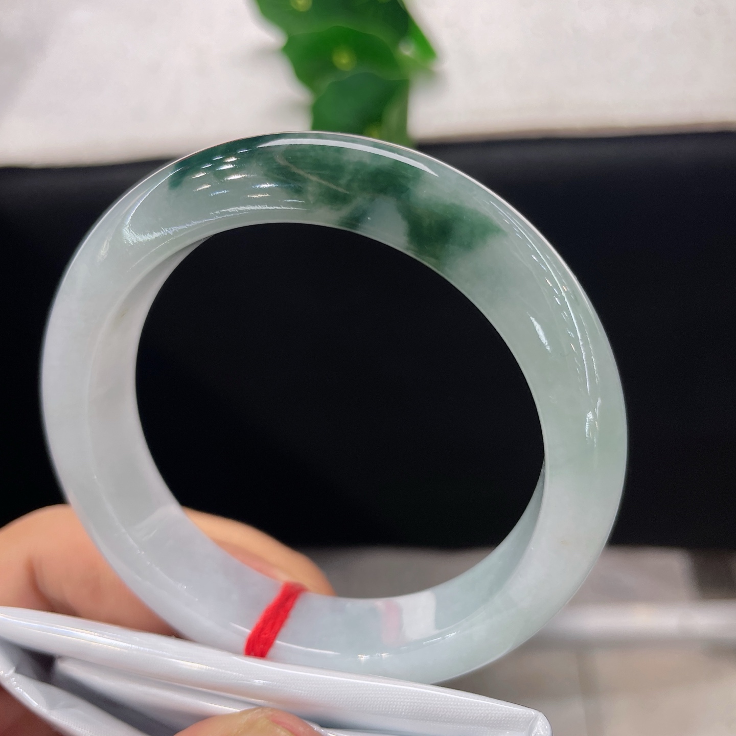 天然翡翠手镯 圈口55.6/12.8/8.7，冰飘花正圈，素玉含浅翠，清辉绕腕来。无裂。