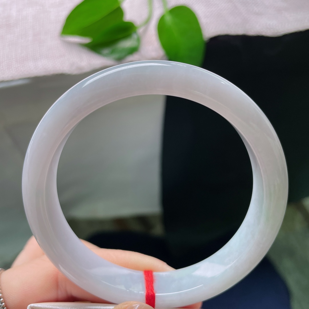 无裂，一点洒金，玉肉紧实细腻，素面简约无雕琢，保留翡翠原生通透温润质感。ss58768a