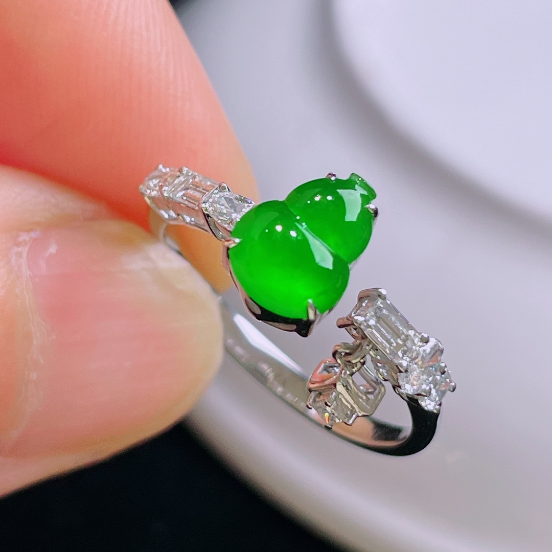 辣绿戒指，18k镶嵌，老种起光，细底通透，尺寸：裸石7.9/6/2.4mm0911