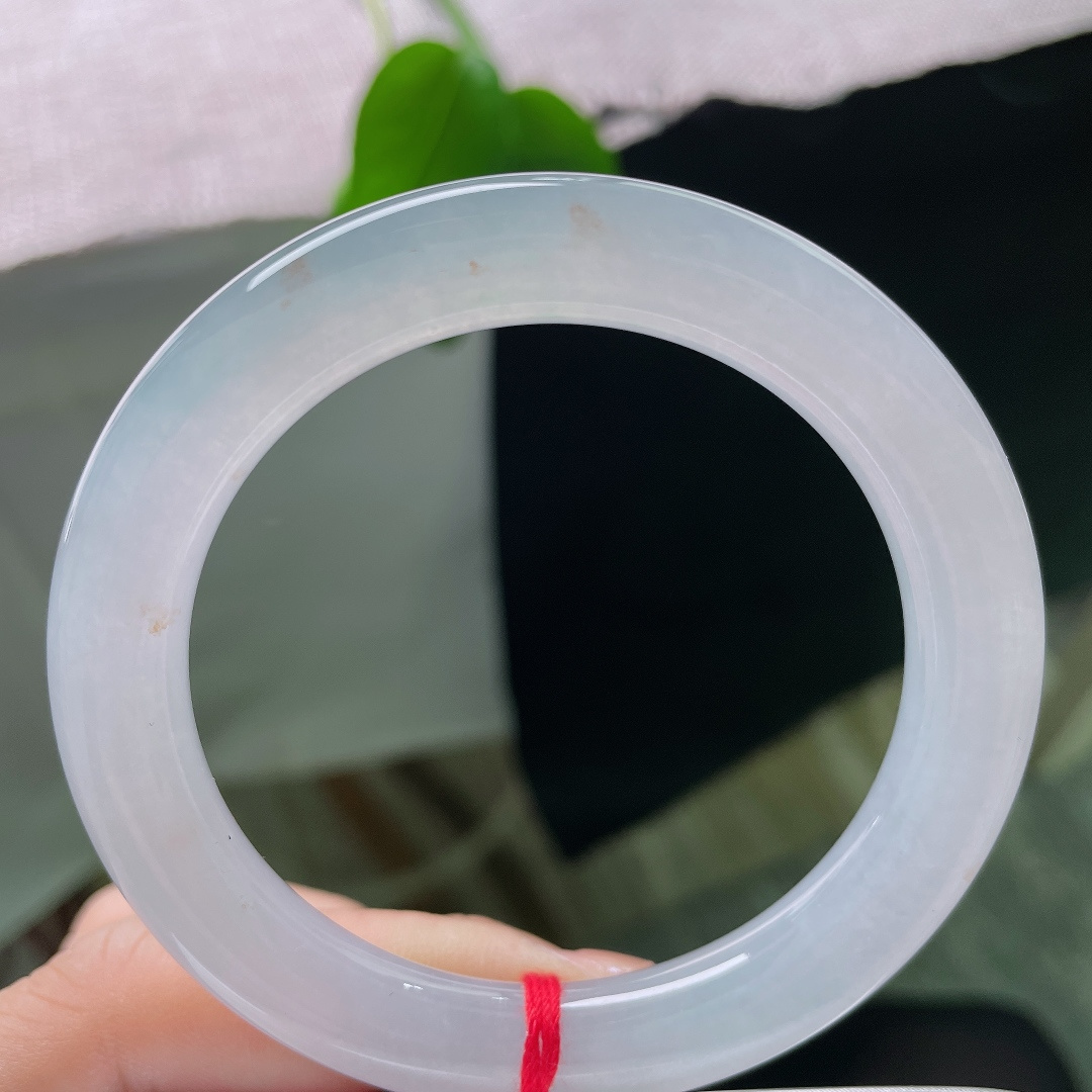 54/9.5，正圈，无裂，洒金，种水干净清亮素雅纯净，经典正圈镯型，上手温婉显气质。ss58325a