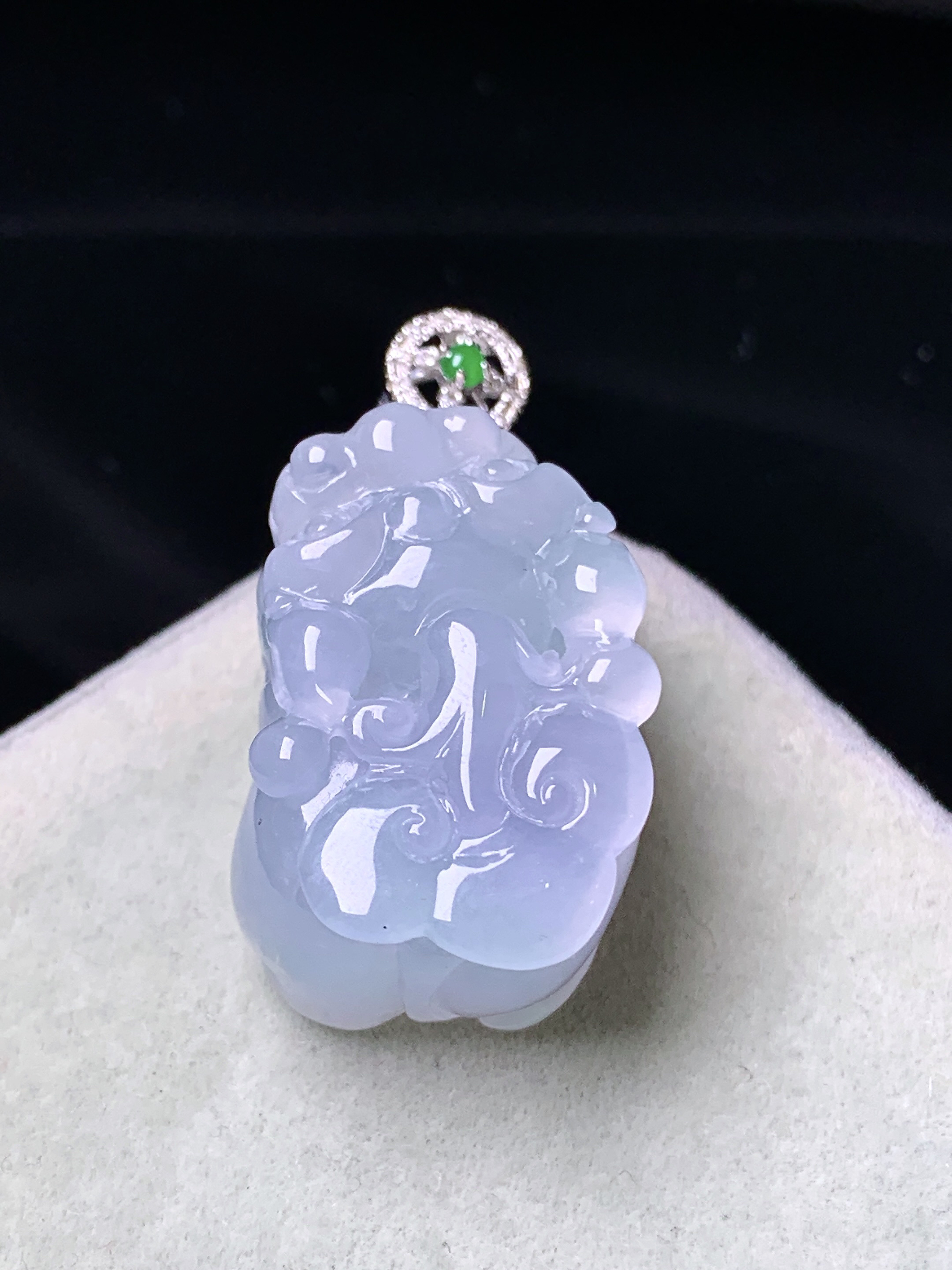 18k金镶嵌淡紫罗兰貔貅吊坠 玉质细腻 色泽艳丽清新 水润亮眼 整体尺寸25.2*17.8*11.8 b1