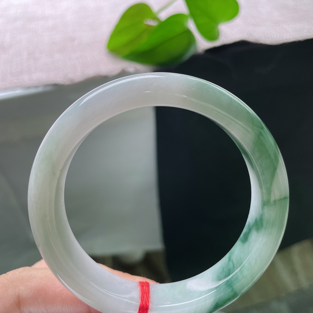 55.3/12.8/8.6，飘花正圈，一点皮纹，白与翠自然相融，花色灵动飘逸，每一处飘花都是独一份的景致。ss58745a