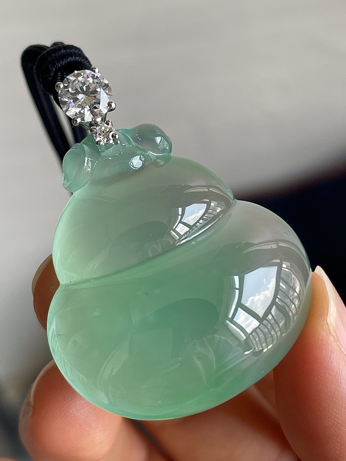 缅料高冰木那甜绿葫芦吊坠，18k金镶嵌，饱满水润，无裂，裸石尺寸33.2/31/11.4--40.8编码0910