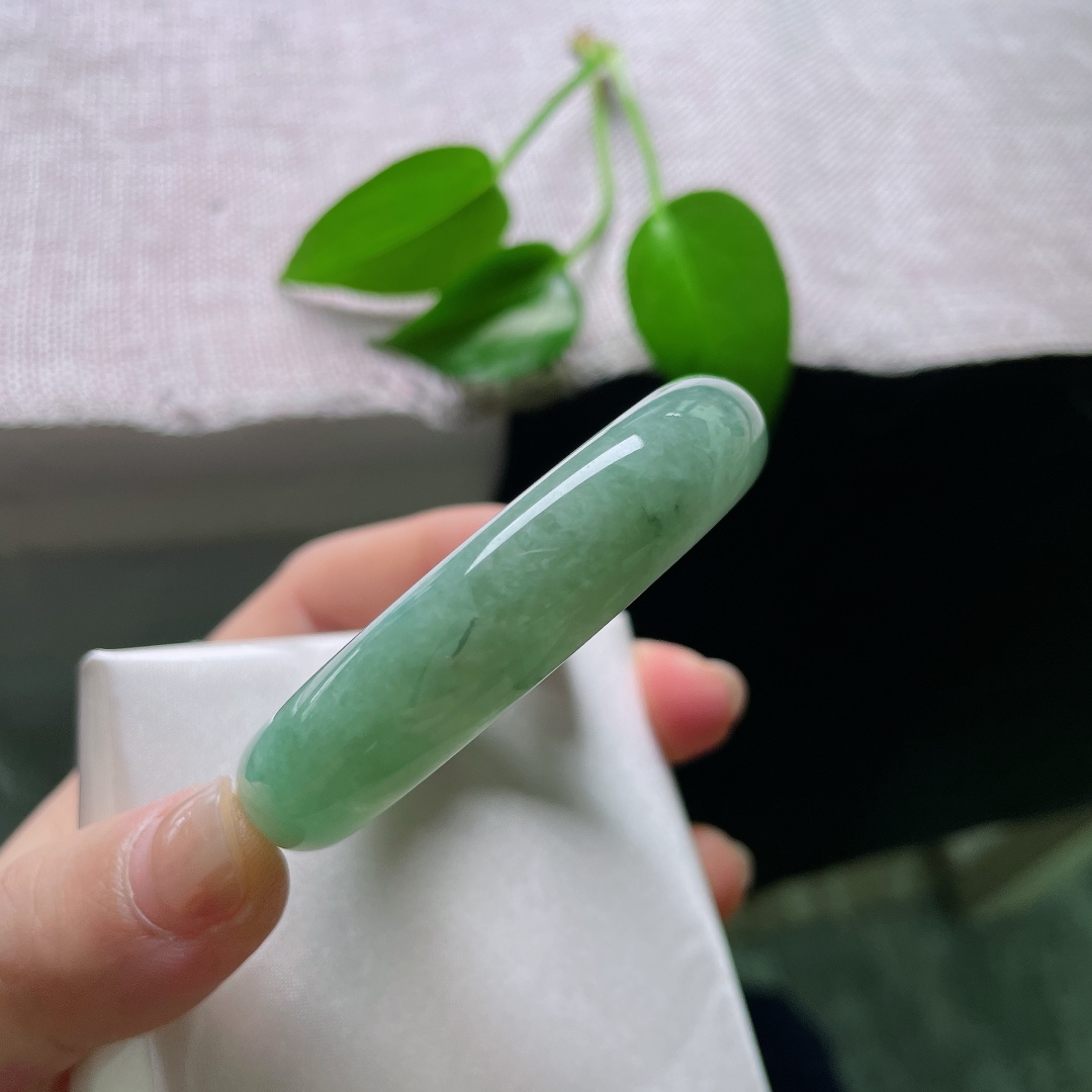绿底正圈，晶体素雅干净，不张扬不浮夸，温润底色自带静谧松弛氛围感。ss58776a