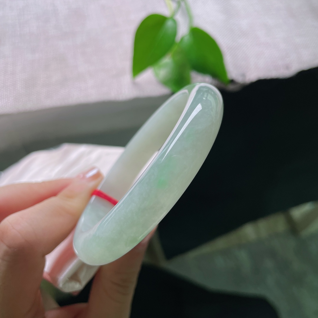 油青正圈，晶体，种质温润干净，自带淡淡柔光，经典正圈镯型，上手端庄温婉。ss56964a