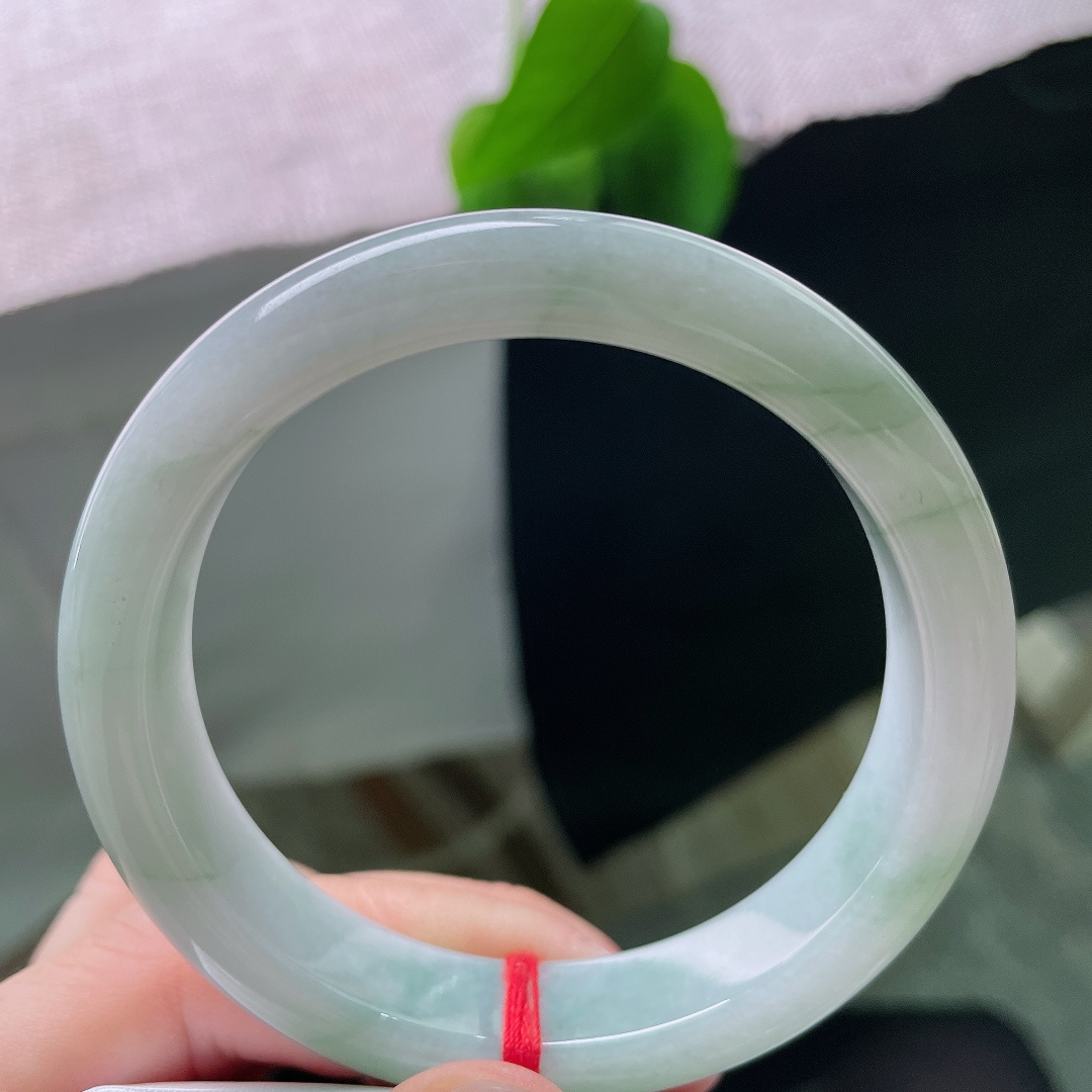 55/12.4/8.0，飘花正圈，一点皮纹，浅晴飘花平安镯，玉质温润细腻，浅青底色柔和，飘花悠然漫于镯间。ss58749a