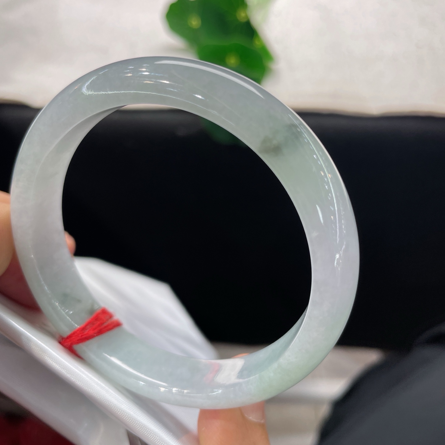天然翡翠手镯 圈口57/11.7/7.6，飘花正圈，56/57可戴，玉载山间意，飞花落腕边。无裂