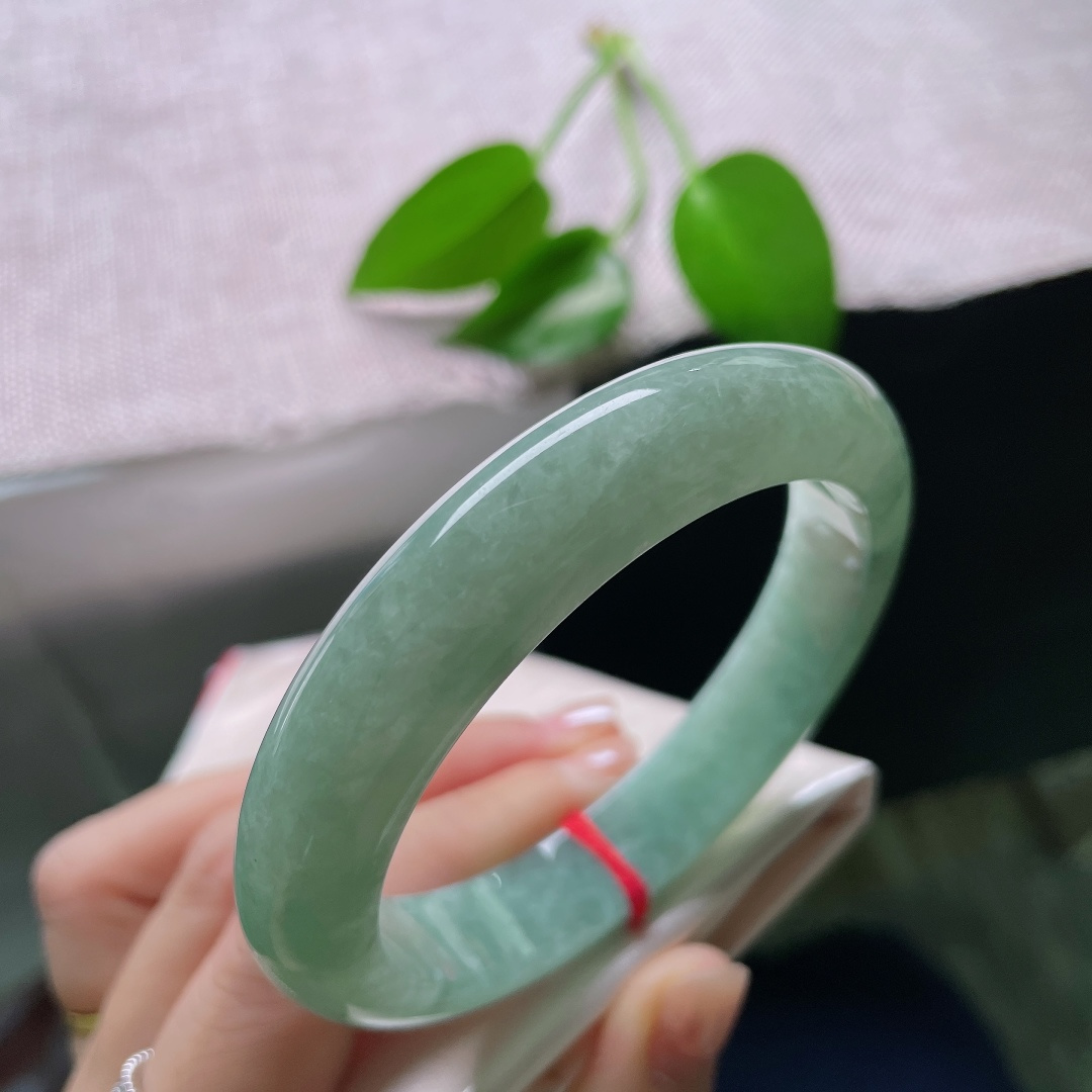 绿底正圈，晶体，湖水绿平安镯，玉质温润细腻，满圈清雅湖绿色，自带沉静如水的质感。ss58774a