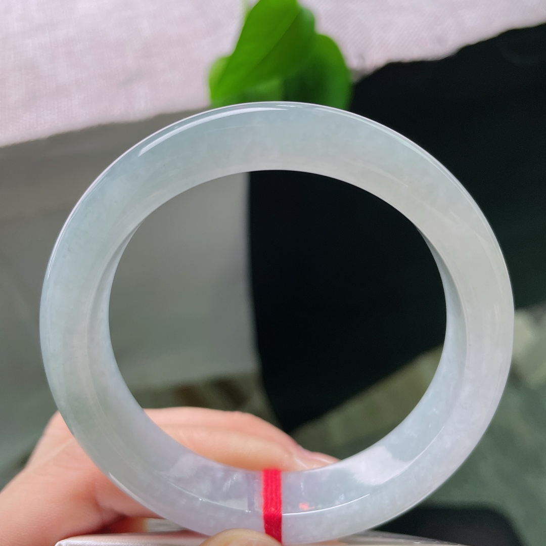 无裂，种水清透干净，均匀的浅青底色温润雅致，经典正圈上手端庄大方。ss58714a