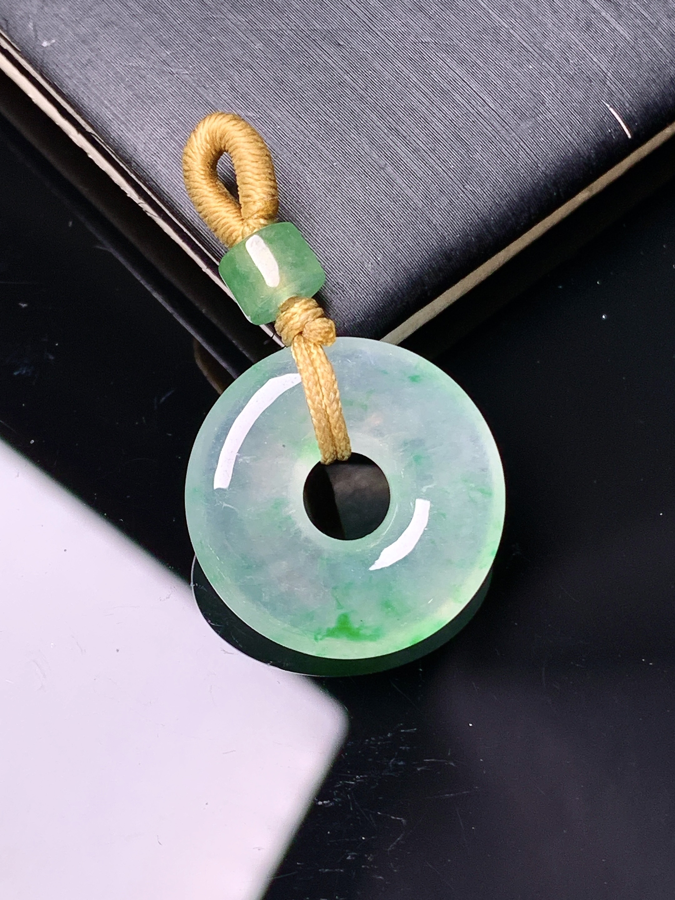 飘绿平安环吊坠 玉质细腻 色泽艳丽清新 水润亮眼 整体尺寸19*4 a8