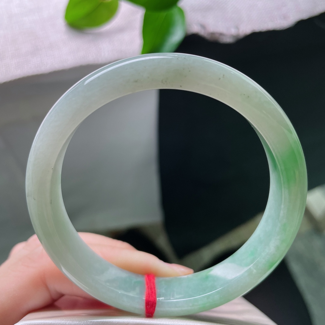 飘绿正圈，晶体，淡绿带翠平安镯，底色温润柔和，几抹鲜翠自然晕染，清新灵动。ss56965a