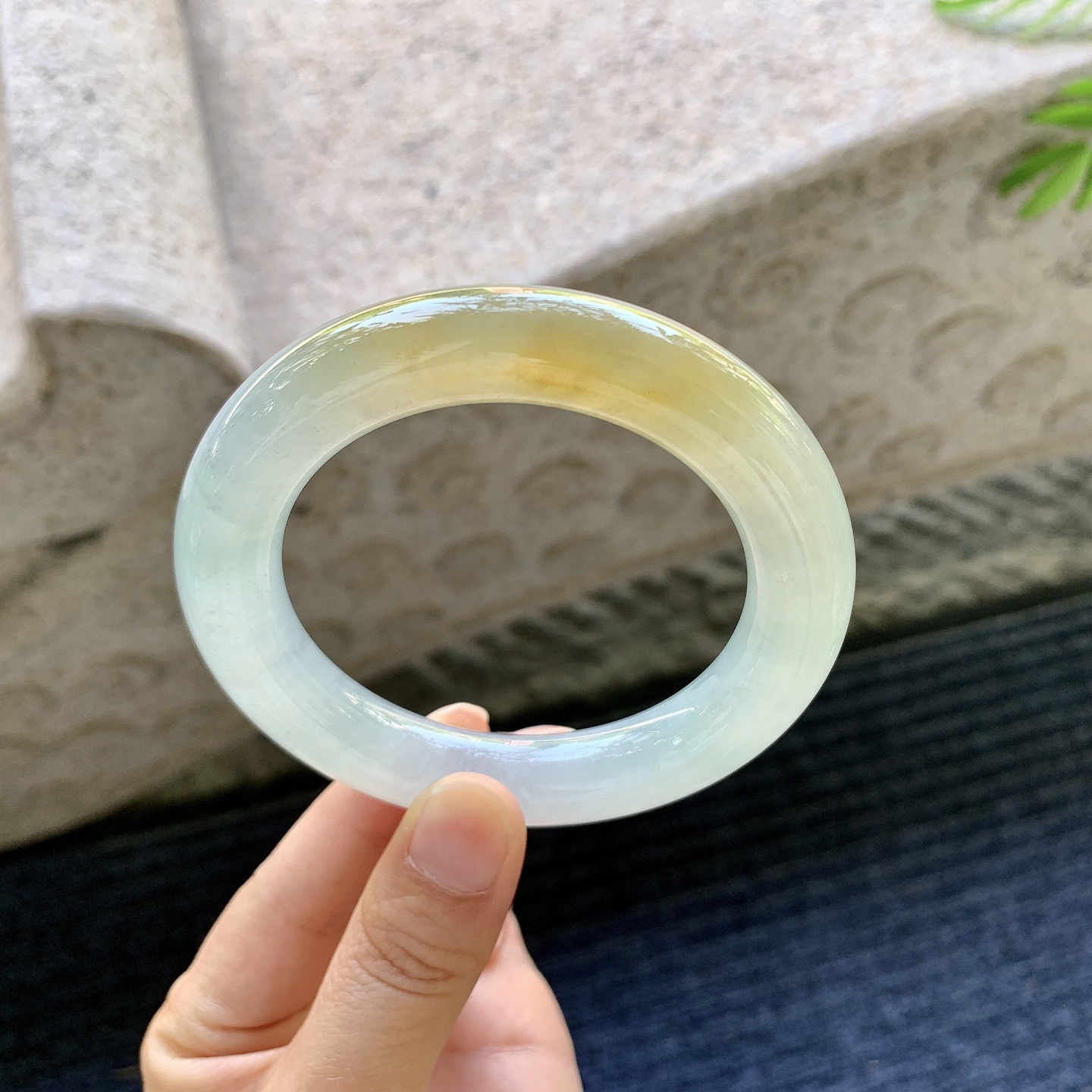 圆条55 56【圈口】56.6/12/12【编码】D5091220【描述】冰糯飘黄翡，清透，水润，种老，细腻，有棉纹