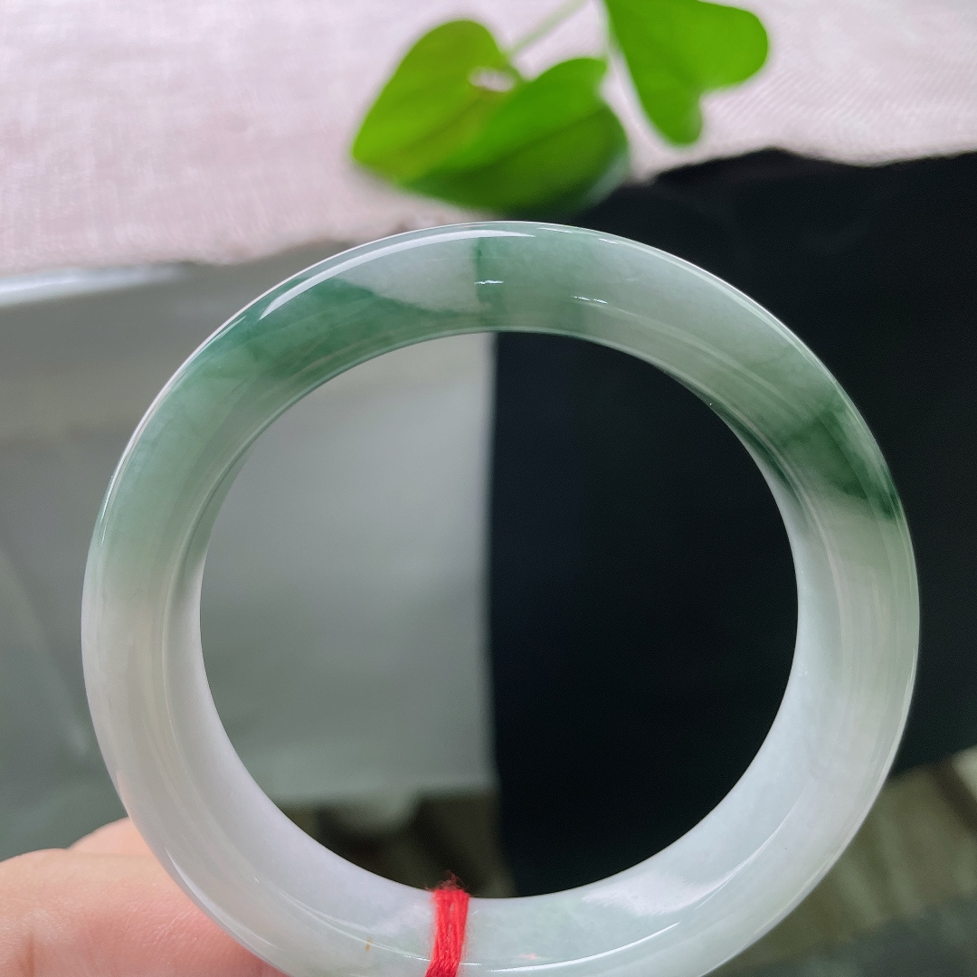 55.3/12.8/8.6，飘花正圈，一点皮纹，白与翠自然相融，花色灵动飘逸，每一处飘花都是独一份的