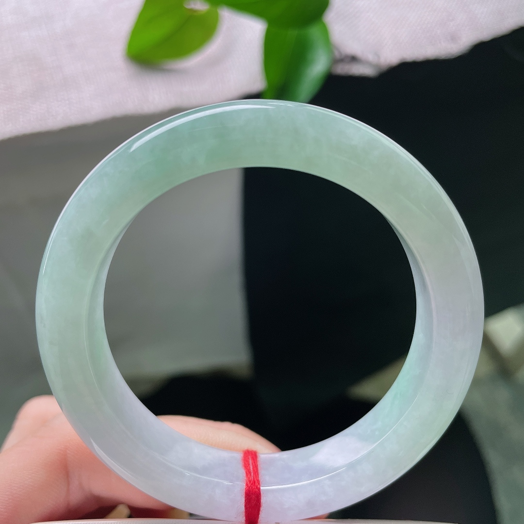 春彩正圈，有纹，晴底浅绿翡翠镯，冰润素雅，清浅翠色轻染，腕间藏一汪春水。ss58380a