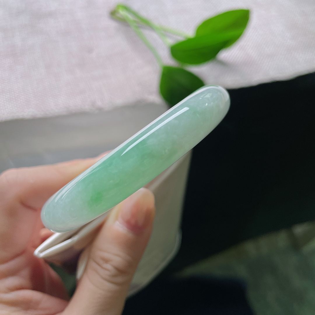 53.6/11.8/9.2，飘绿正圈，晶体，冰润的底色清透柔和，一隅晕染出清新淡雅的翠色。ss58360a