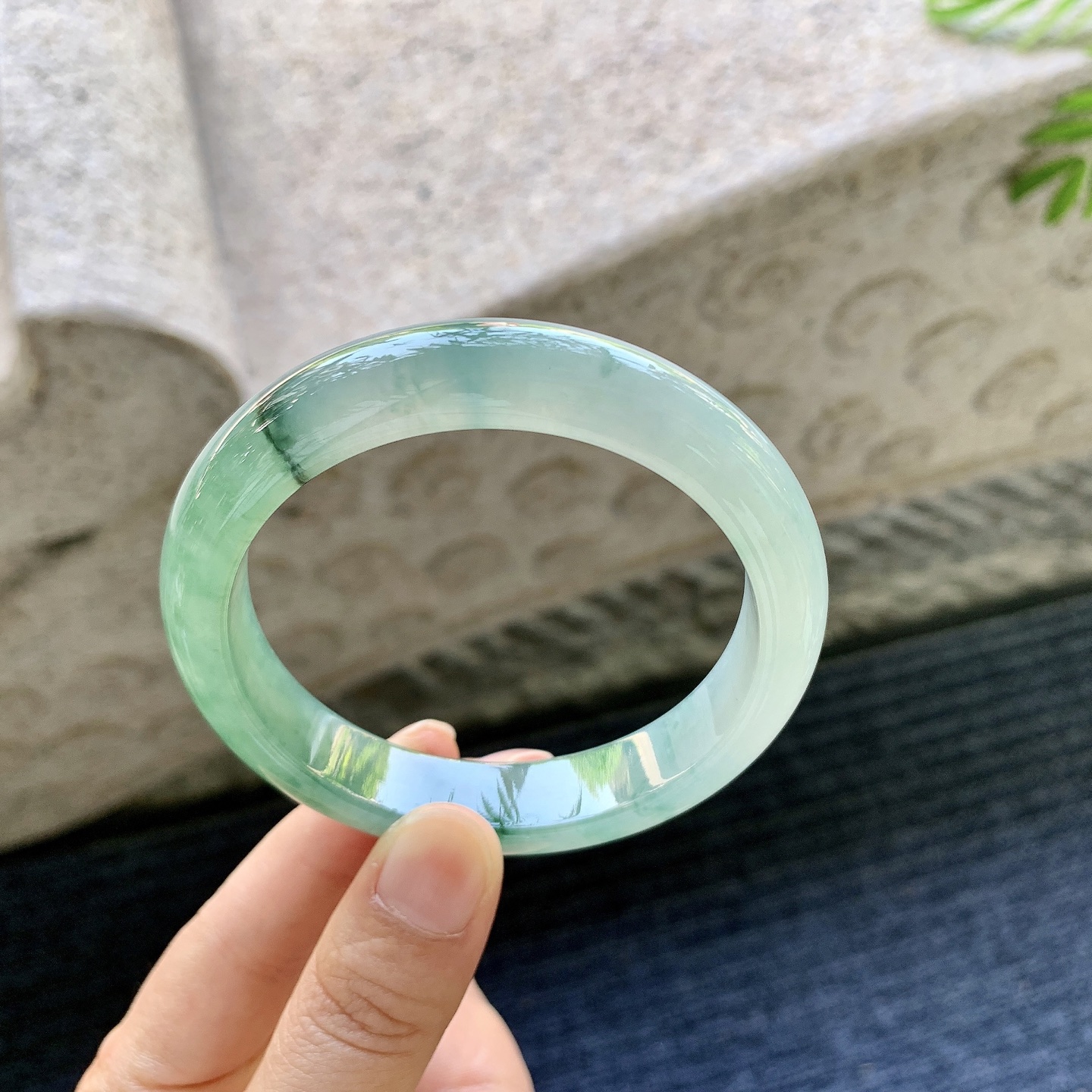糯冰飘绿花，水润，种老，细腻，打灯有絮线
