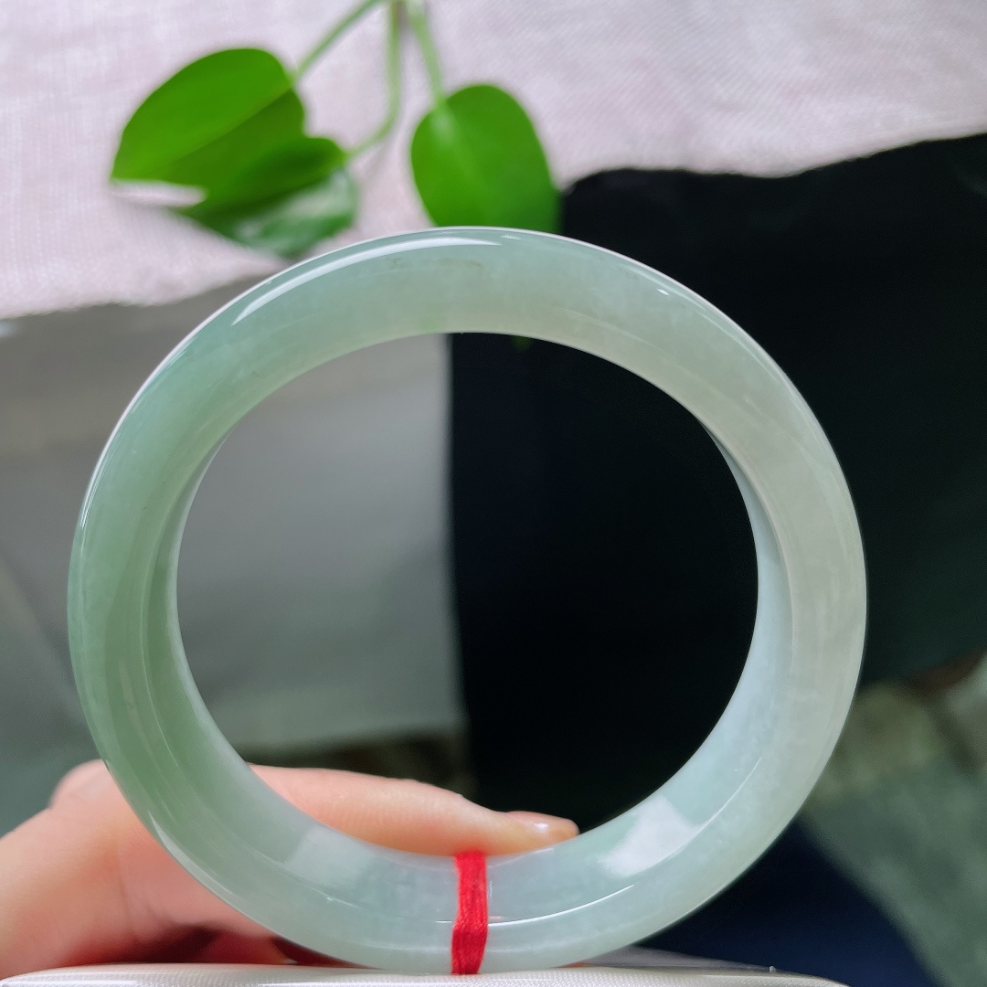 53.3/12/7.5，绿底正圈，一点皮纹，浅晴底色柔和衬肤，风格简约百搭，日常通勤佩戴都很合适。ss58813a