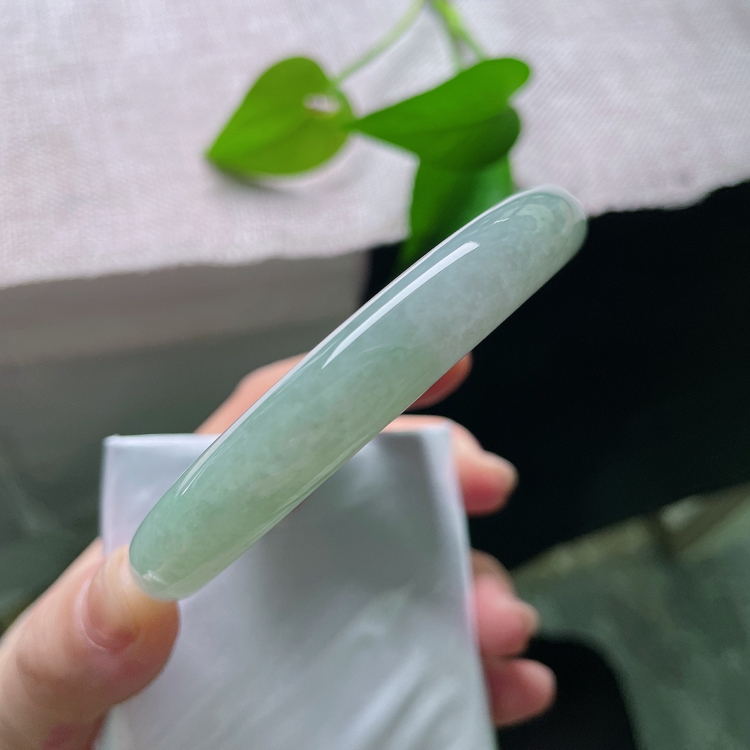 油青圆条，无裂，玉肉细腻紧实，光泽温润不张扬，自带安静治愈的氛围感。ss56727a