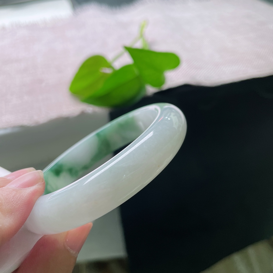 55.3/12.8/8.6，飘花正圈，一点皮纹，白与翠自然相融，花色灵动飘逸，每一处飘花都是独一份的景致。ss58745a