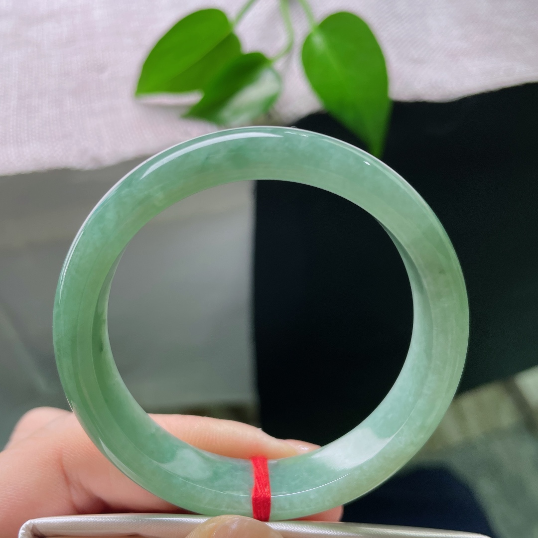 绿底正圈，晶体素雅干净，不张扬不浮夸，温润底色自带静谧松弛氛围感。ss58776a