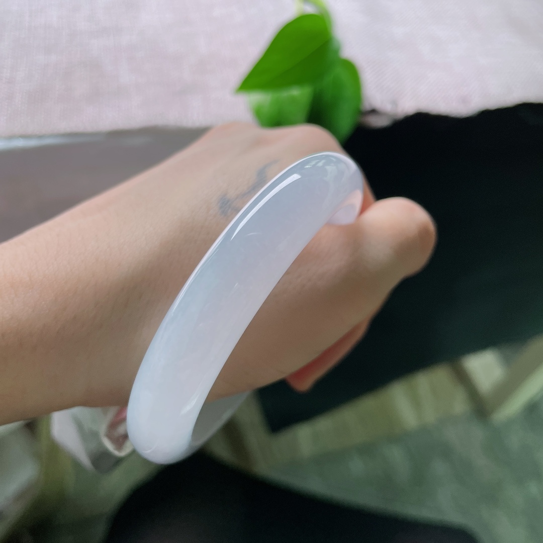 56.6/12.1/8.3，冰紫正圈，无裂，冰底衬紫韵，一镯兼得纯净与温柔，是东方审美里含蓄内敛的浪漫美学。ss58297a