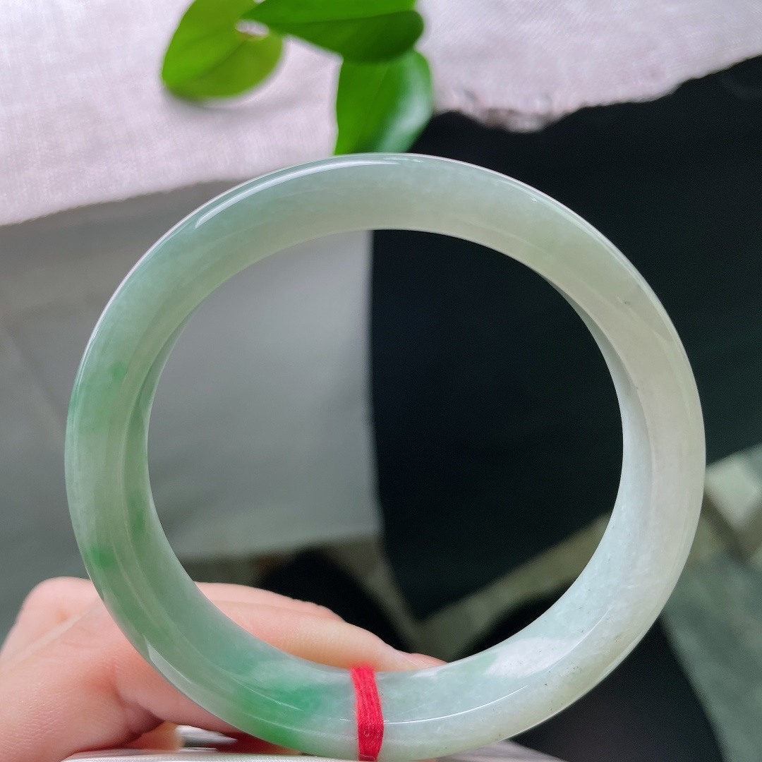 飘绿正圈，晶体，淡绿带翠平安镯，底色温润柔和，几抹鲜翠自然晕染，清新灵动。ss56965a