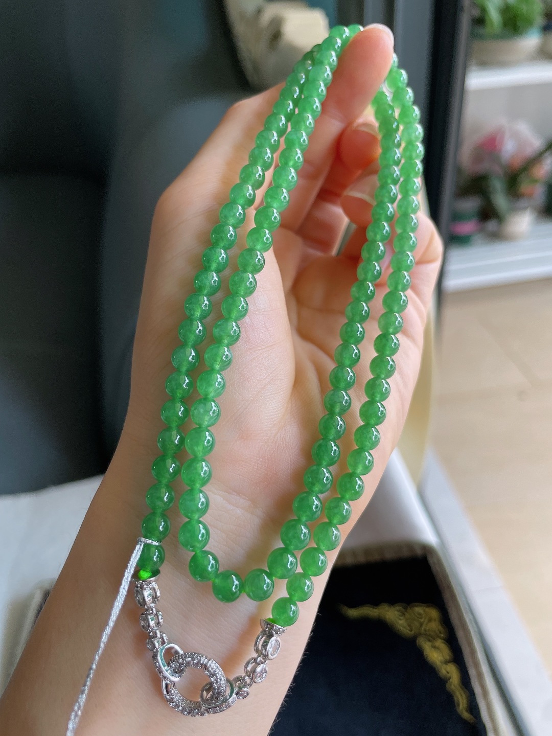 缅甸天然翡翠A货，冰满绿项链，尺寸：5.3mm108颗。【编4369】