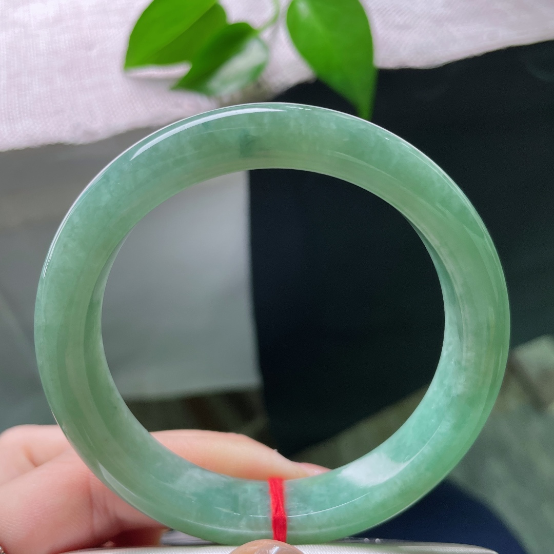 绿底正圈，晶体， 湖水绿衬肤柔和，气质沉稳百搭，日常与重要场合佩戴皆相宜。ss58775a