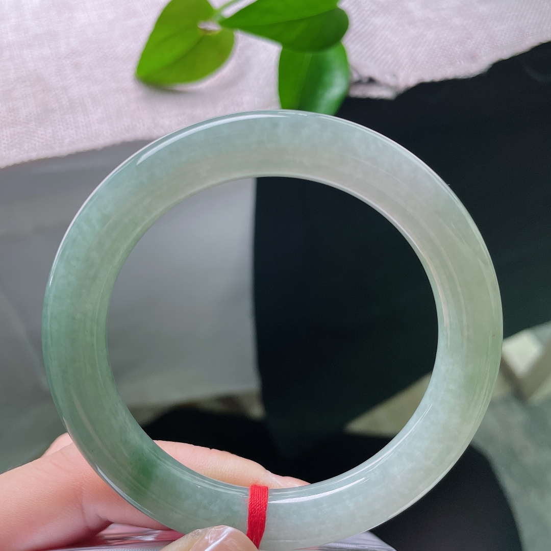 油青圆条，无裂，玉肉细腻紧实，光泽温润不张扬，自带安静治愈的氛围感。ss56727a
