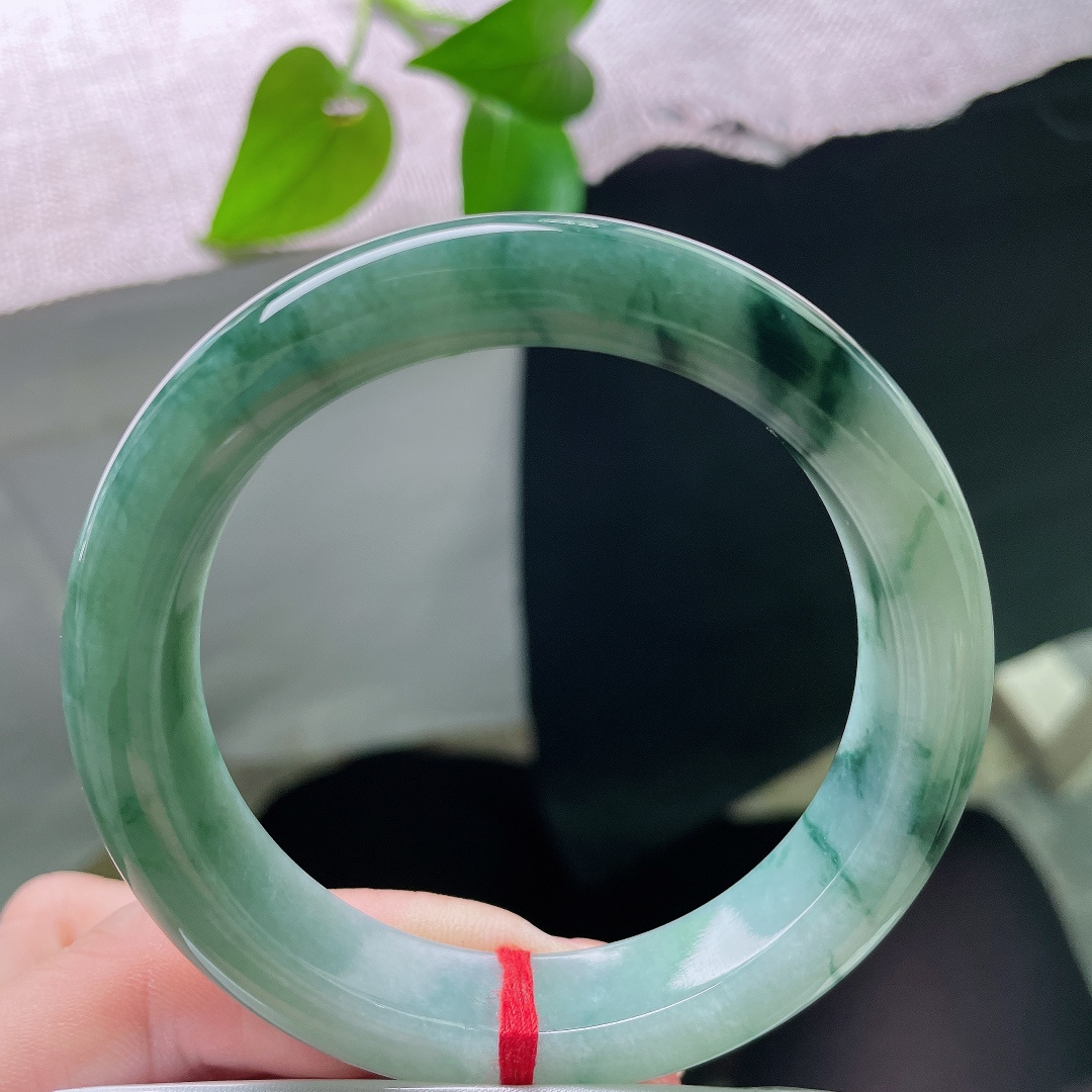57/13/9.0，飘花正圈，一点皮纹，油绿飘花平安镯，深绿底色沉静温润，墨色飘花如浓墨入画，氛围感