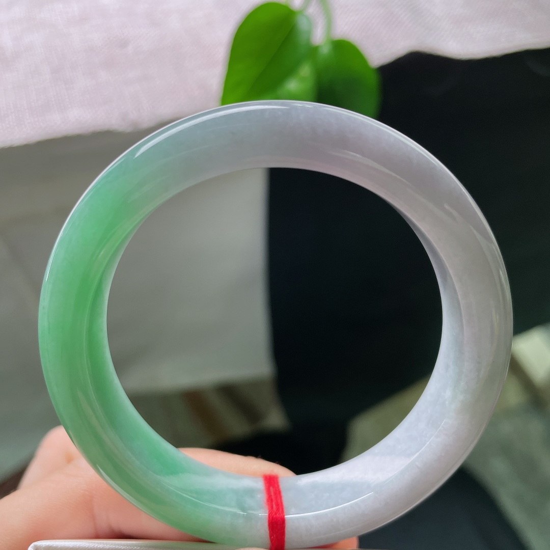54.5/12.1/8.5，绿底正圈，无裂，翠色鲜活点缀其间，镯型圆润，佩戴衬肤气质清雅。ss58665a