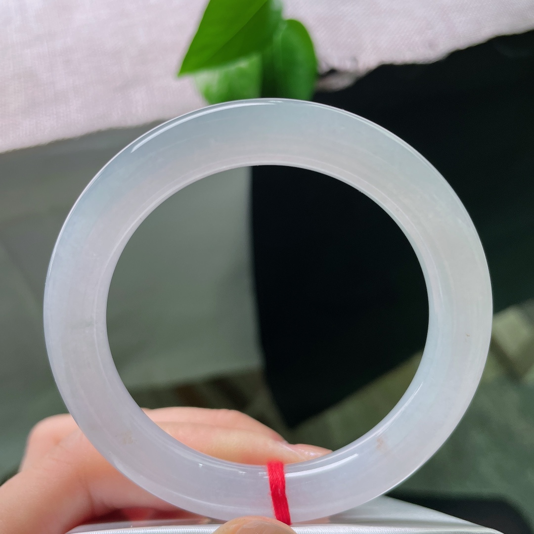 53.2/10，正圈，无裂，洒金，一抹清润玉色凝于腕间，简约无杂色，自带清冷温柔的仙气。ss5869