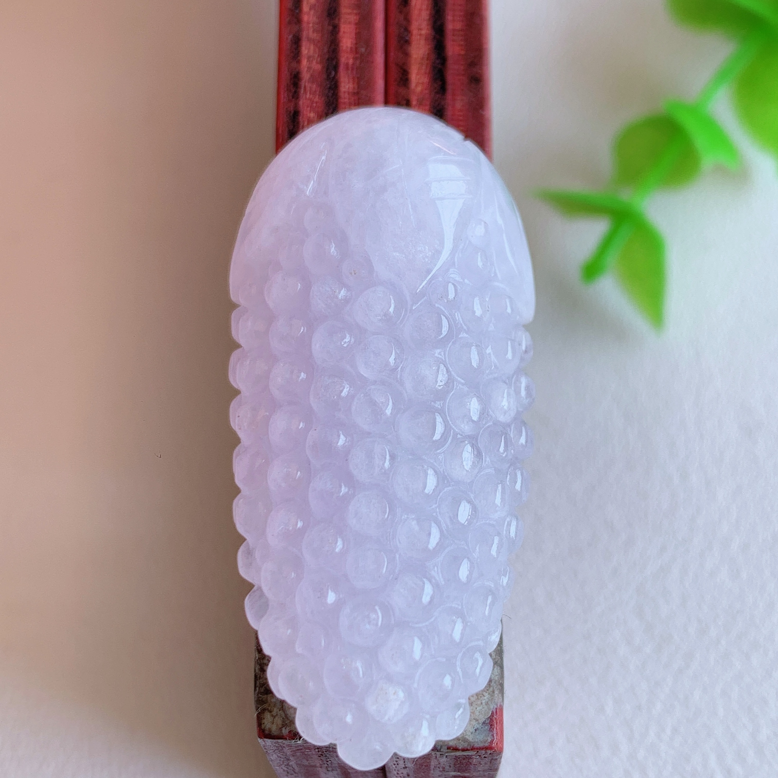 冰润紫罗兰多子多福翡翠吊坠  款式新颖时尚，日常百搭的款。满满的份量感，紫气东来，清秀高雅，上身效果优雅迷人！性价比超值  W03.10 尺寸：39-18-10.2mm