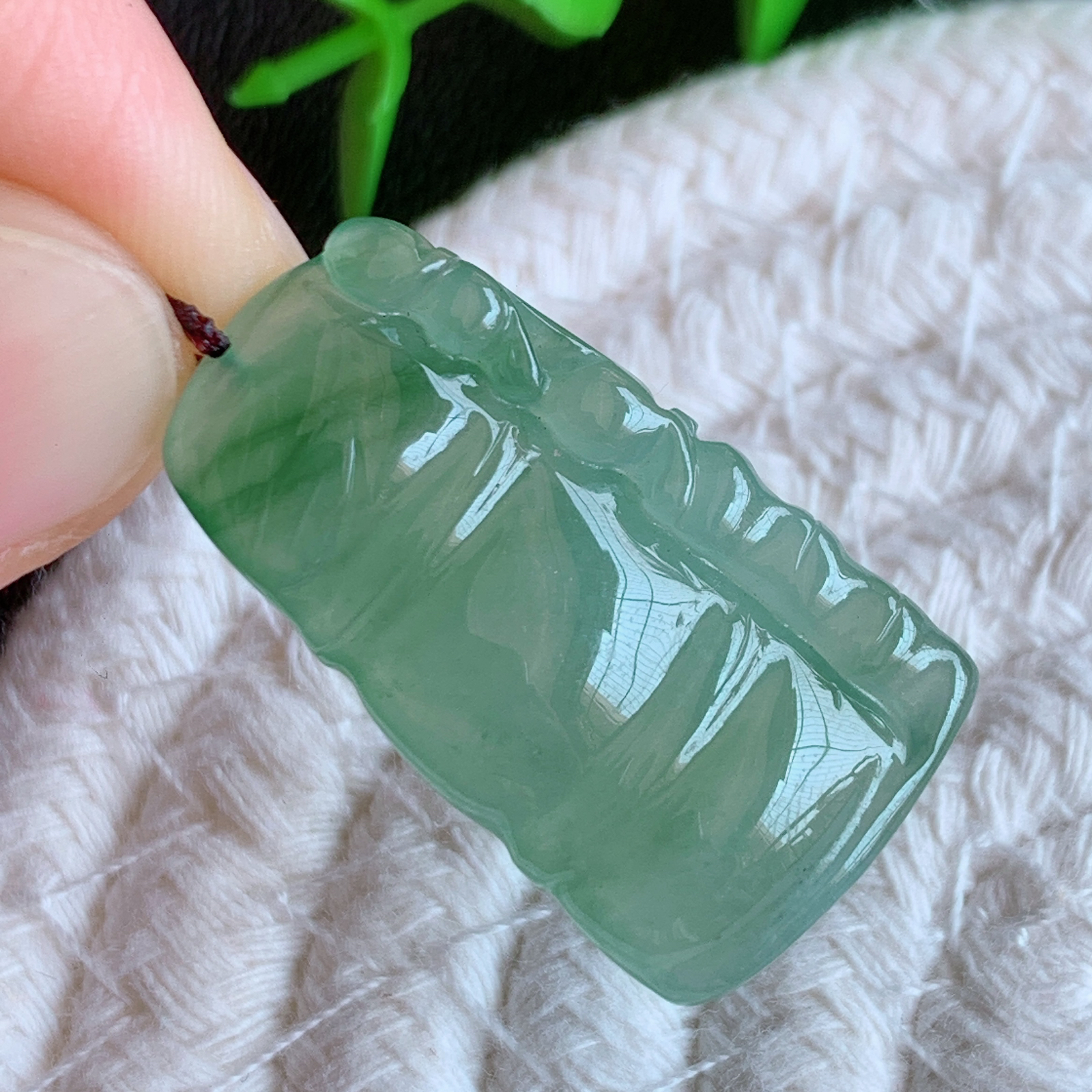 冰润飘花竹节翡翠吊坠，寓意“节节高升，官运亨通，前程似锦”竹节比喻美好品德，君子比德于玉，清秀高雅 